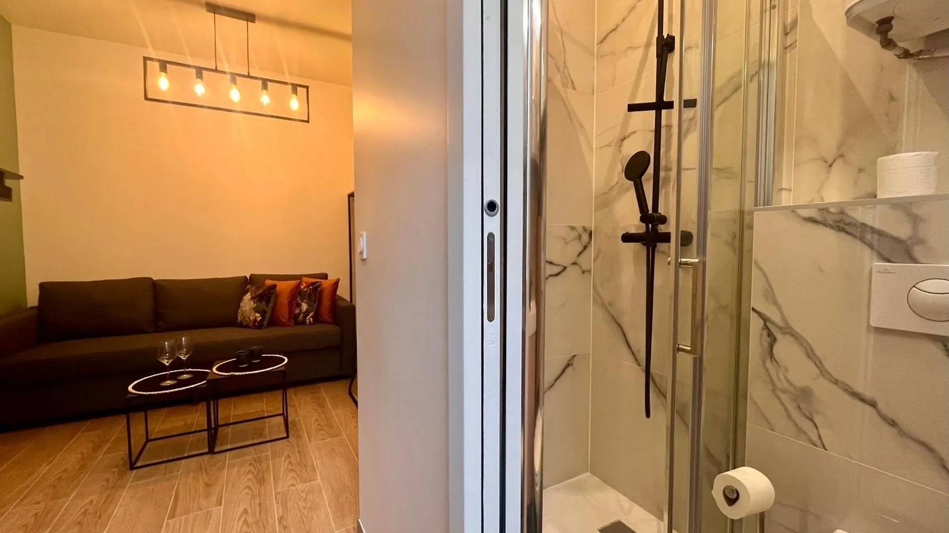 Fully Equipped - 4 Mins From The Metro *