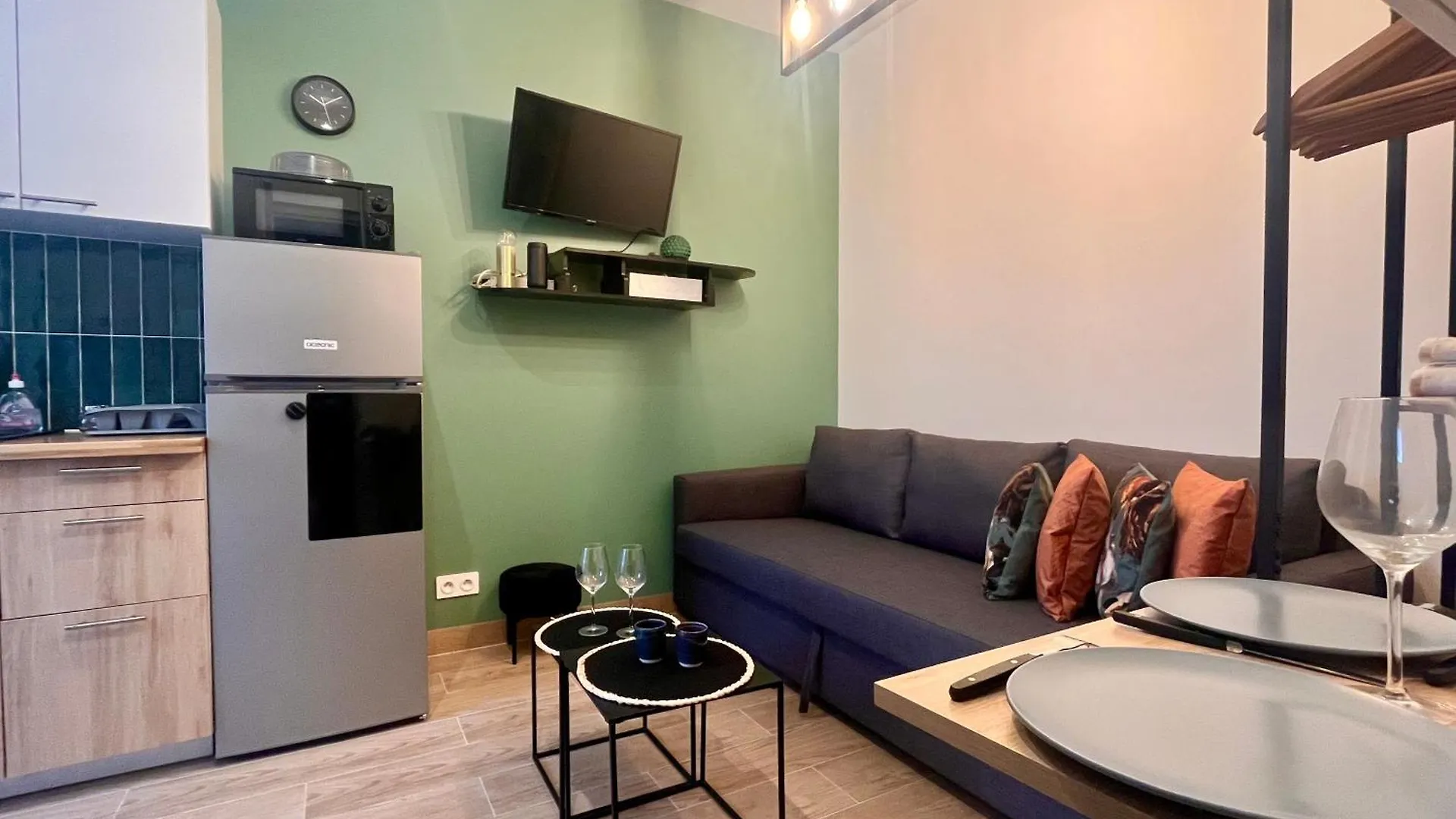 Fully Equipped - 4 Mins From The Metro